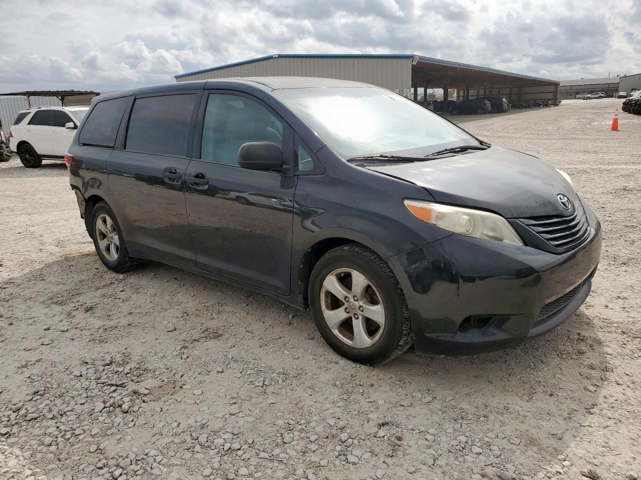Toyota Sienna Image 2