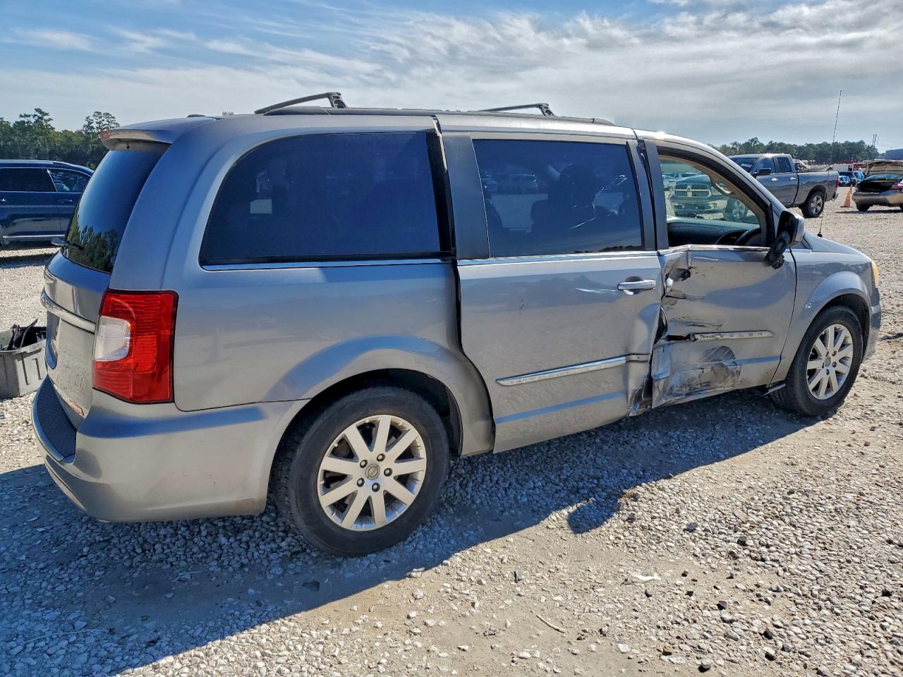 Chrysler Minivan Touring Image 2