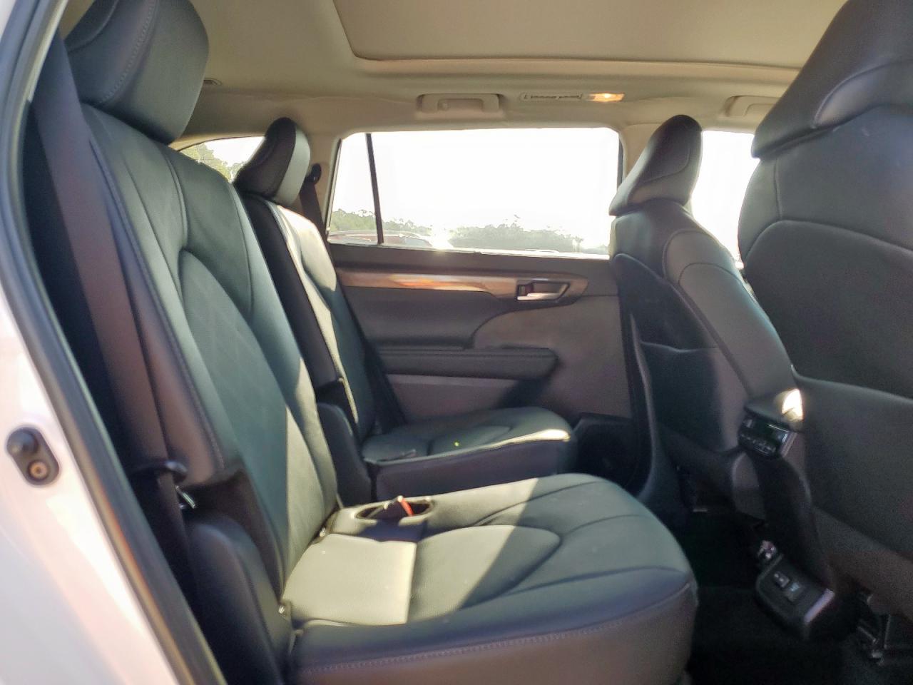 Toyota Highlander Hybrid Limited Image 7