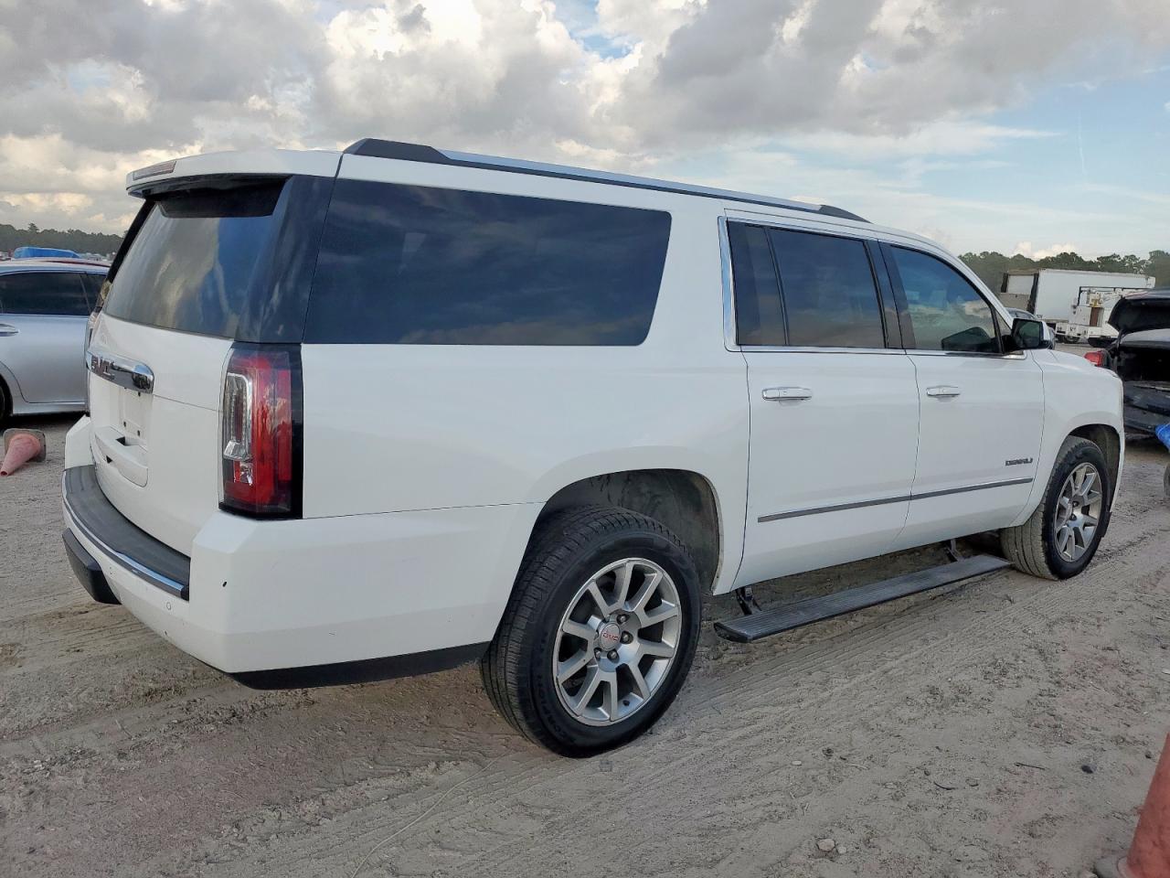 GMC Yukon Denali Image 5