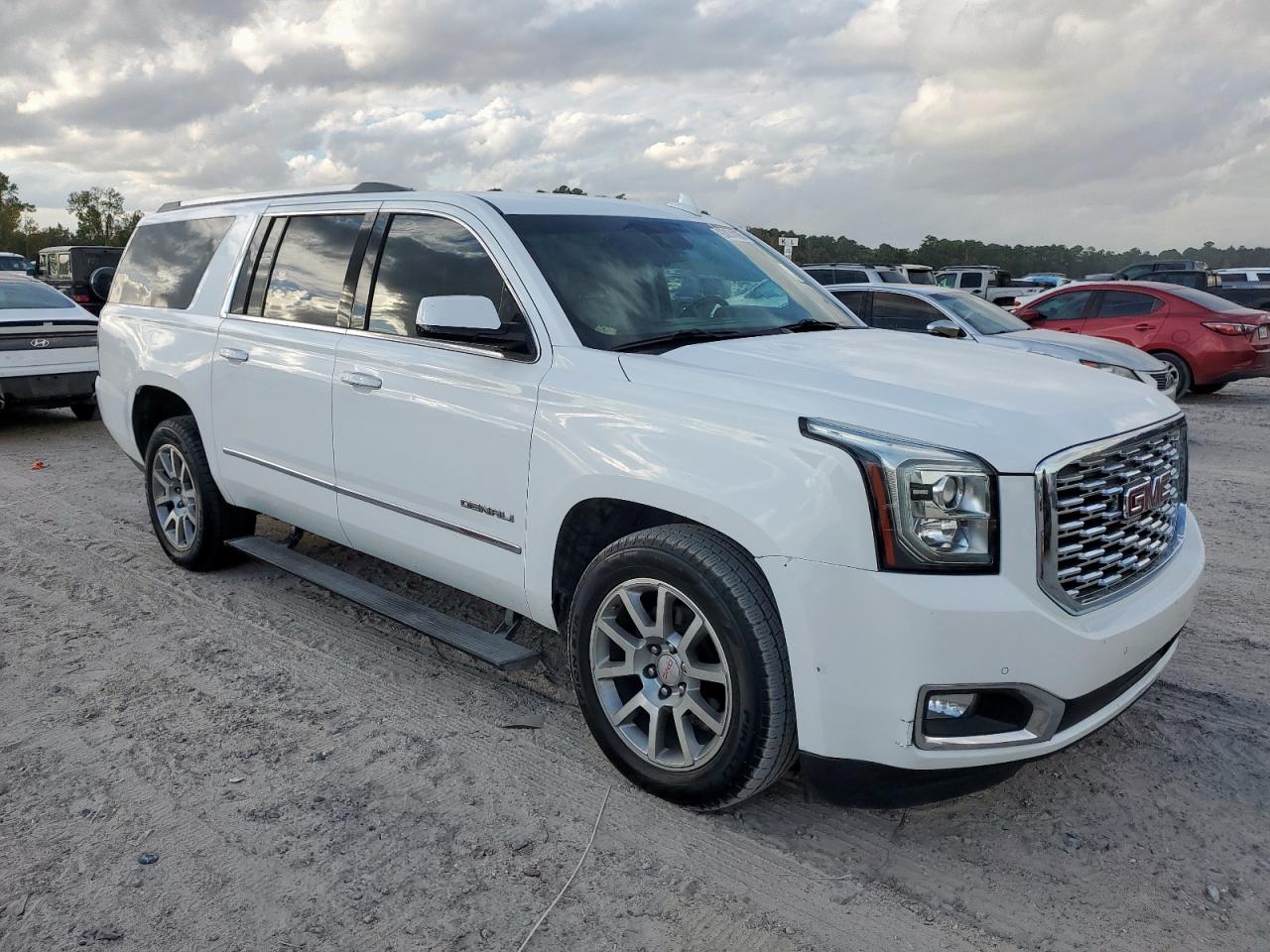 GMC Yukon Denali Image 13
