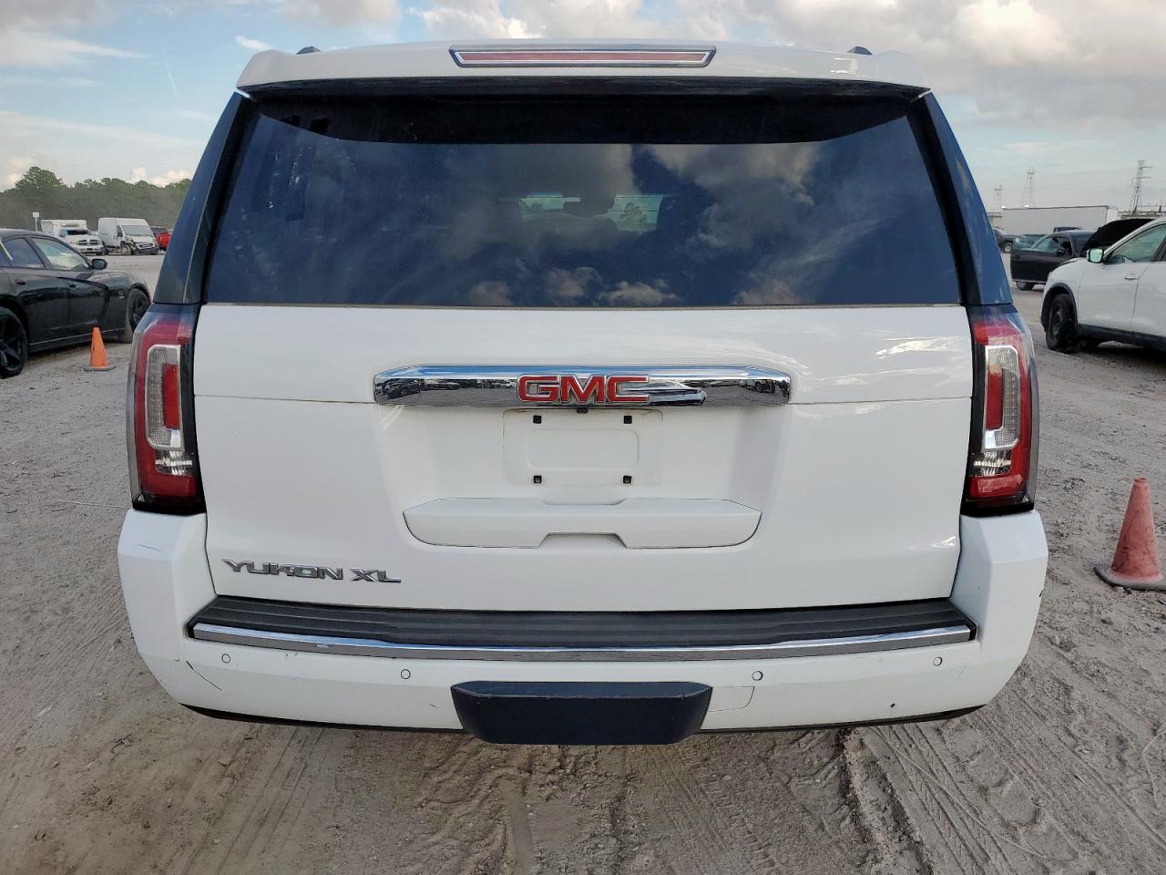 GMC Yukon Denali Image 11