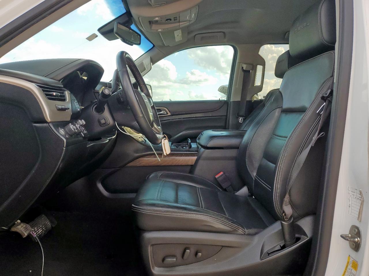 GMC Yukon Denali Image 6