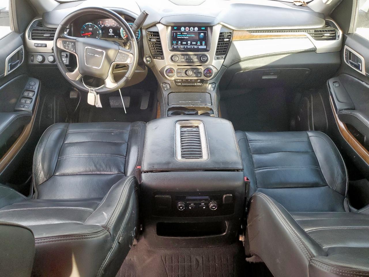 GMC Yukon Denali Image 8