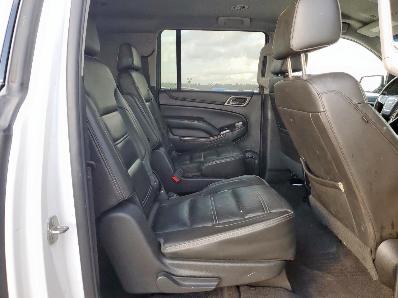 GMC Yukon Denali Image 12