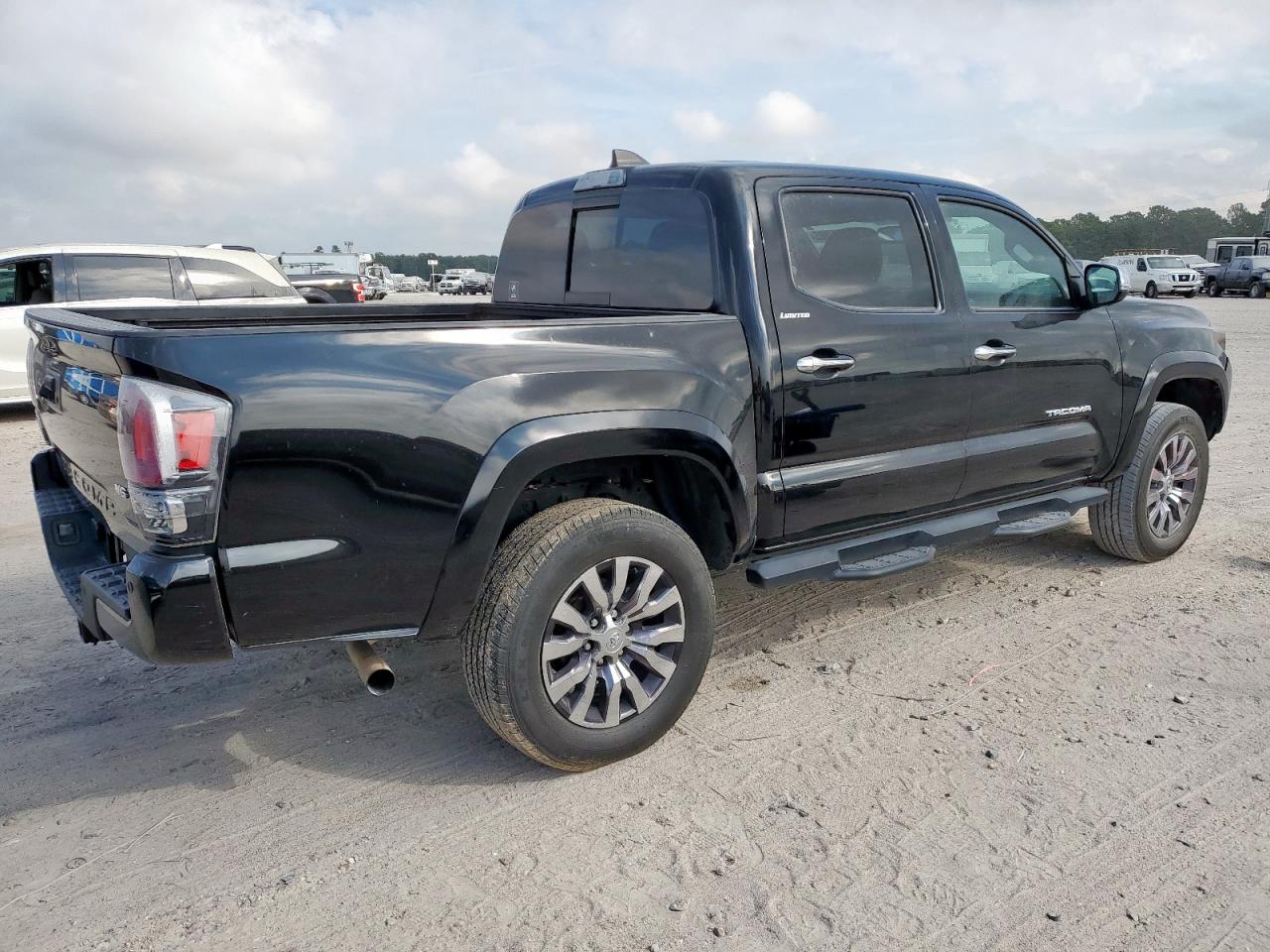 Toyota Tacoma Double Cab Image 4