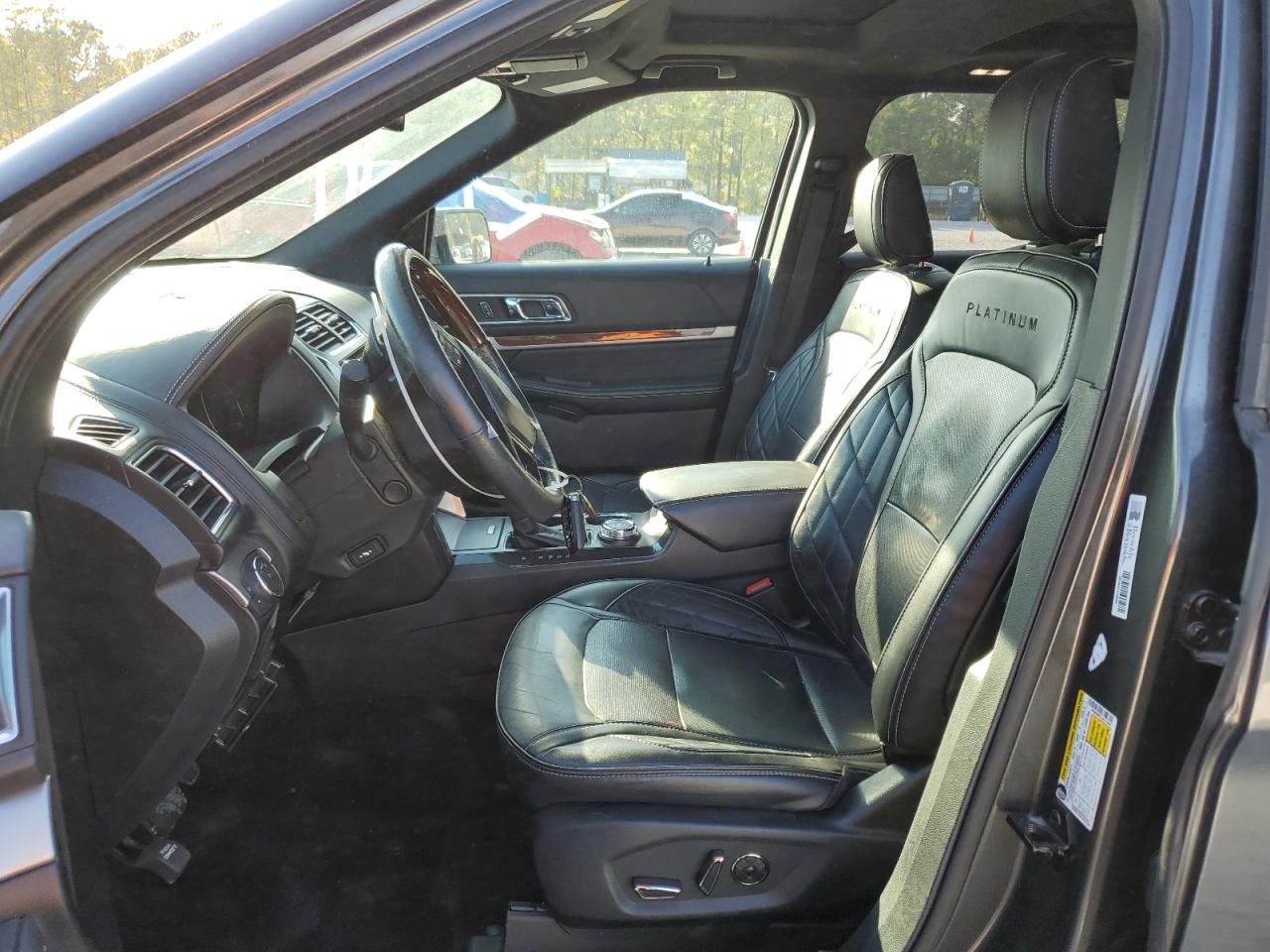 Ford Explorer Platinum Image 5