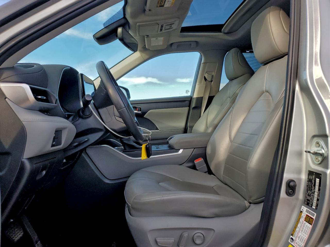 Toyota Highlander Hybrid Xle Image 2