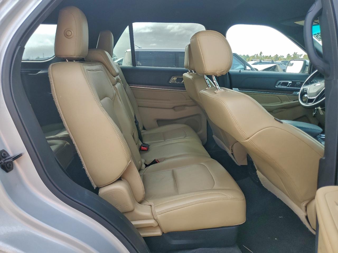 Ford Explorer Limited Image 10