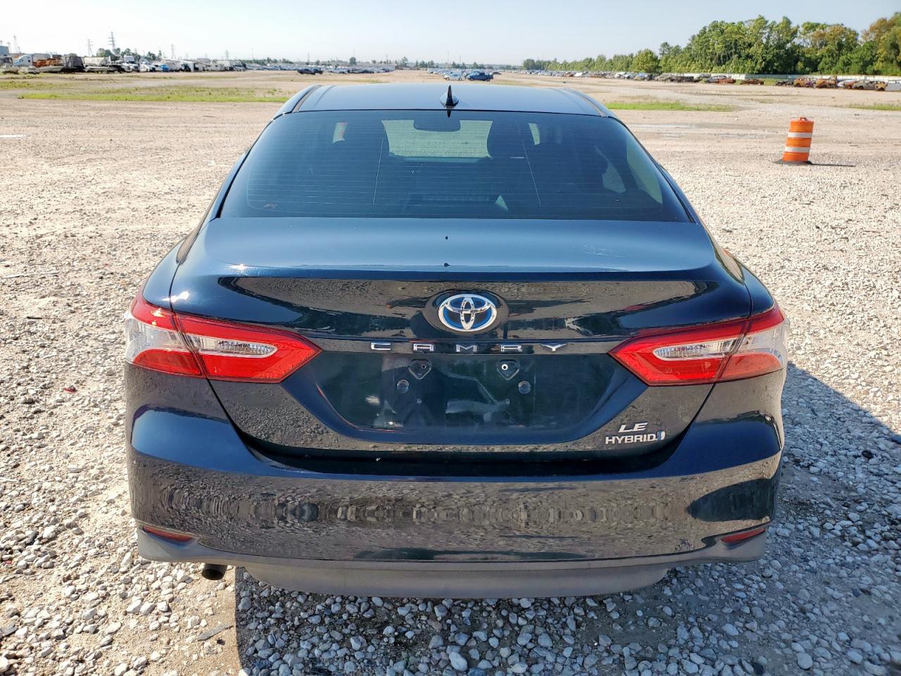 Toyota Camry Le Image 10