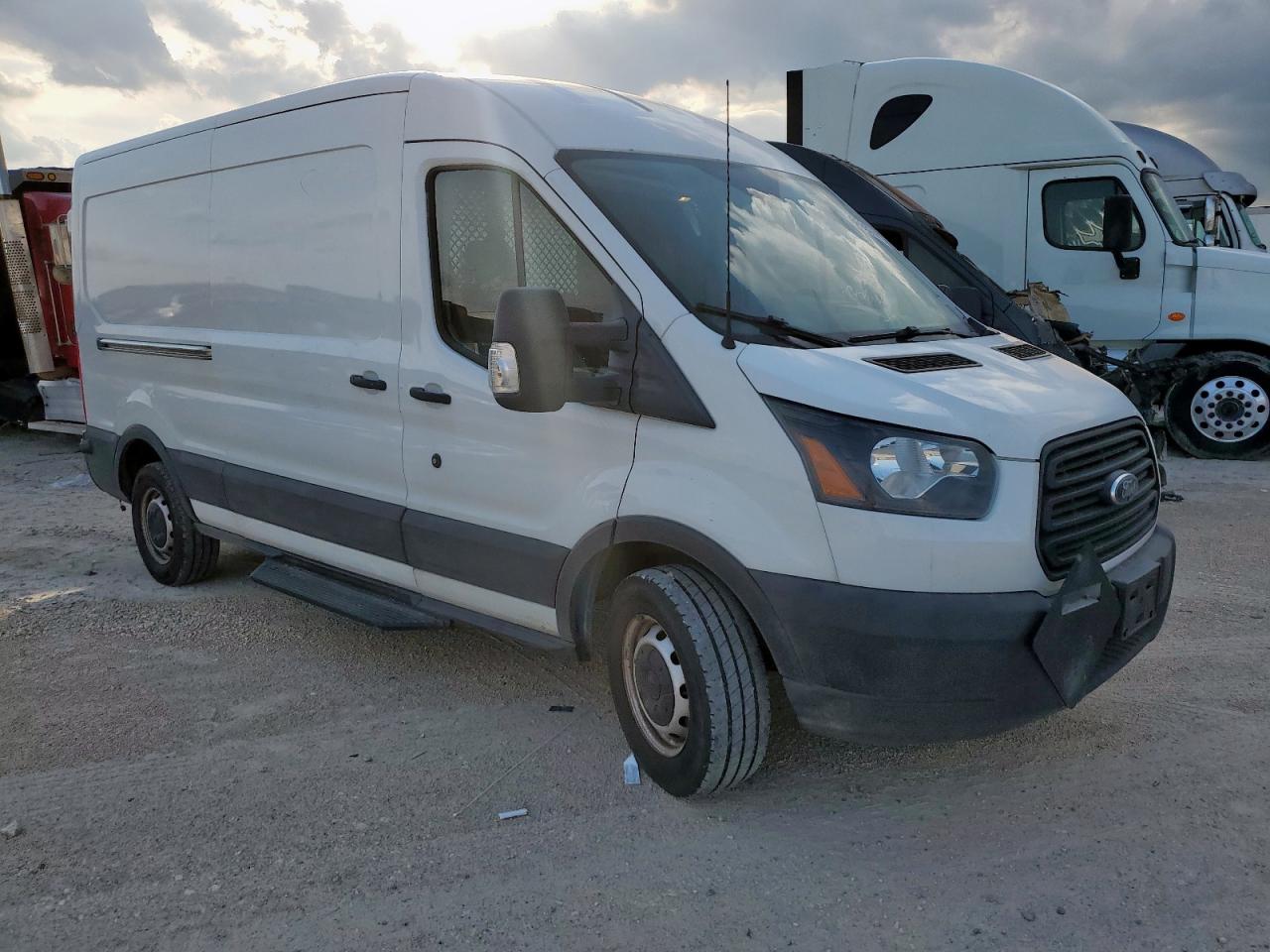 Ford Transit T-250 Image 4