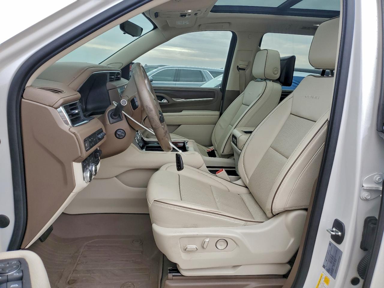 GMC Yukon Denali Image 11