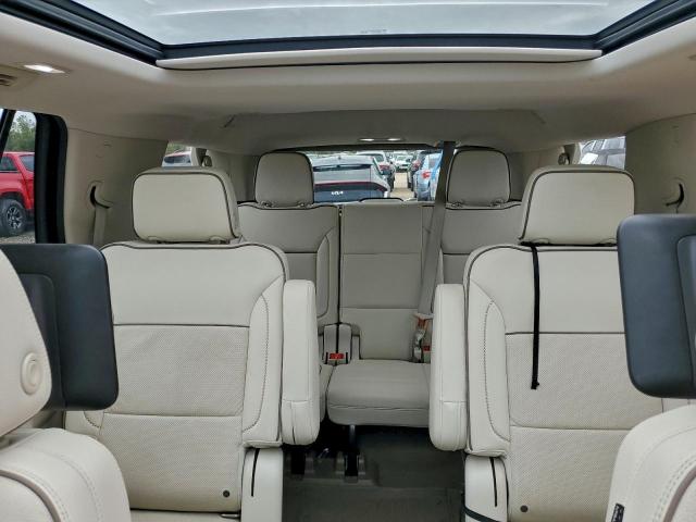 GMC Yukon Denali Image 6