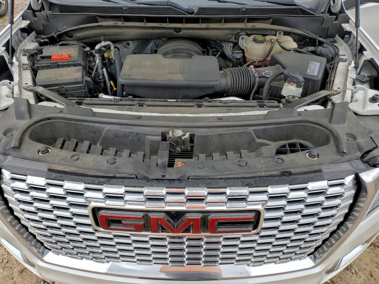 GMC Yukon Denali Image 12