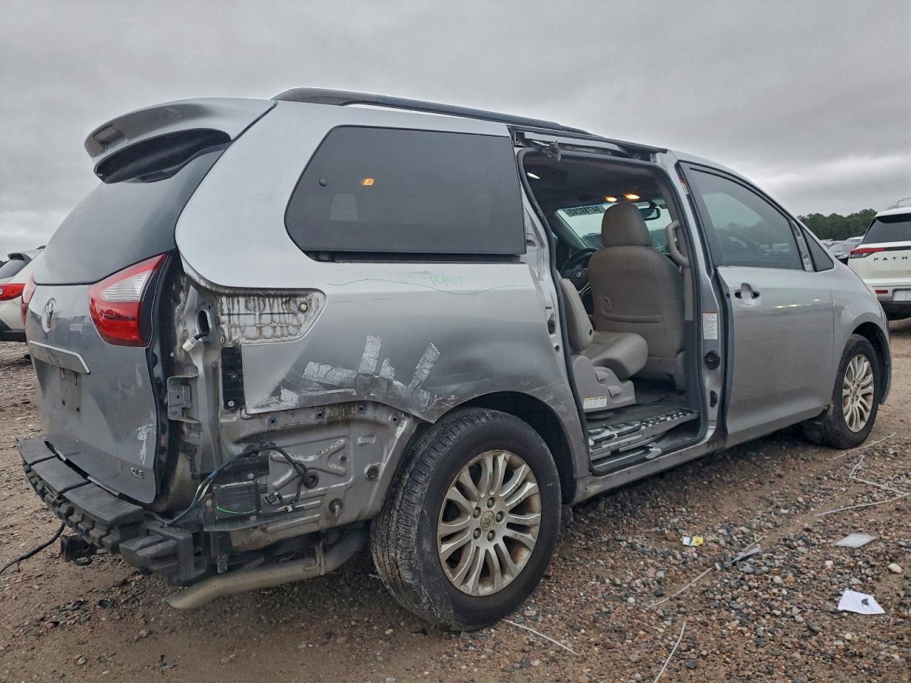 Toyota Sienna Xle Image 2