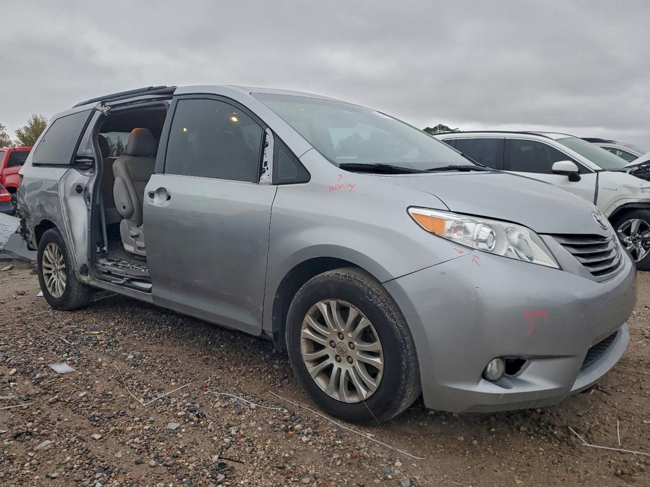 Toyota Sienna Xle Image 10