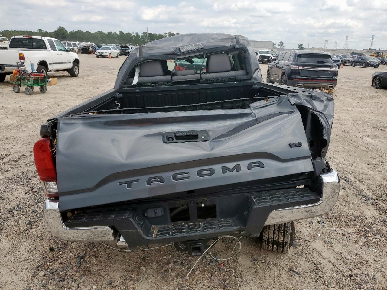 Toyota Tacoma Double Cab Image 4