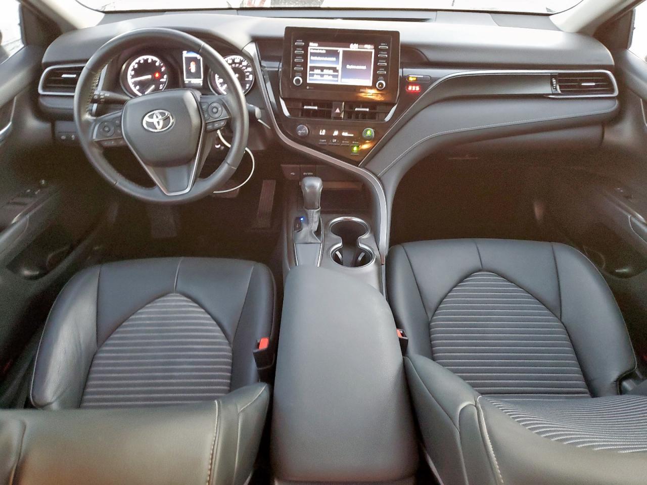 Toyota Camry Se Image 12