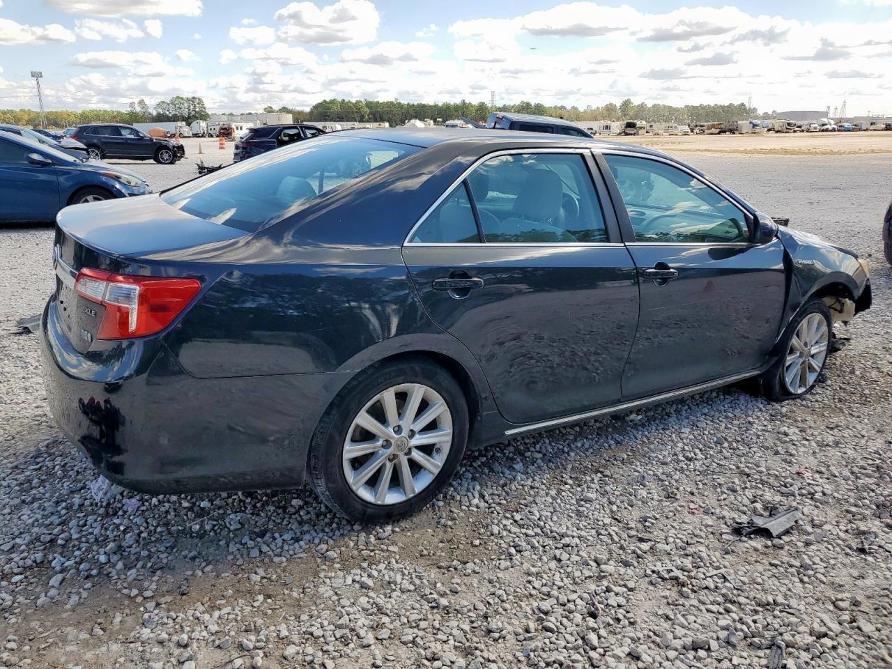 Toyota Camry Hybrid Image 9