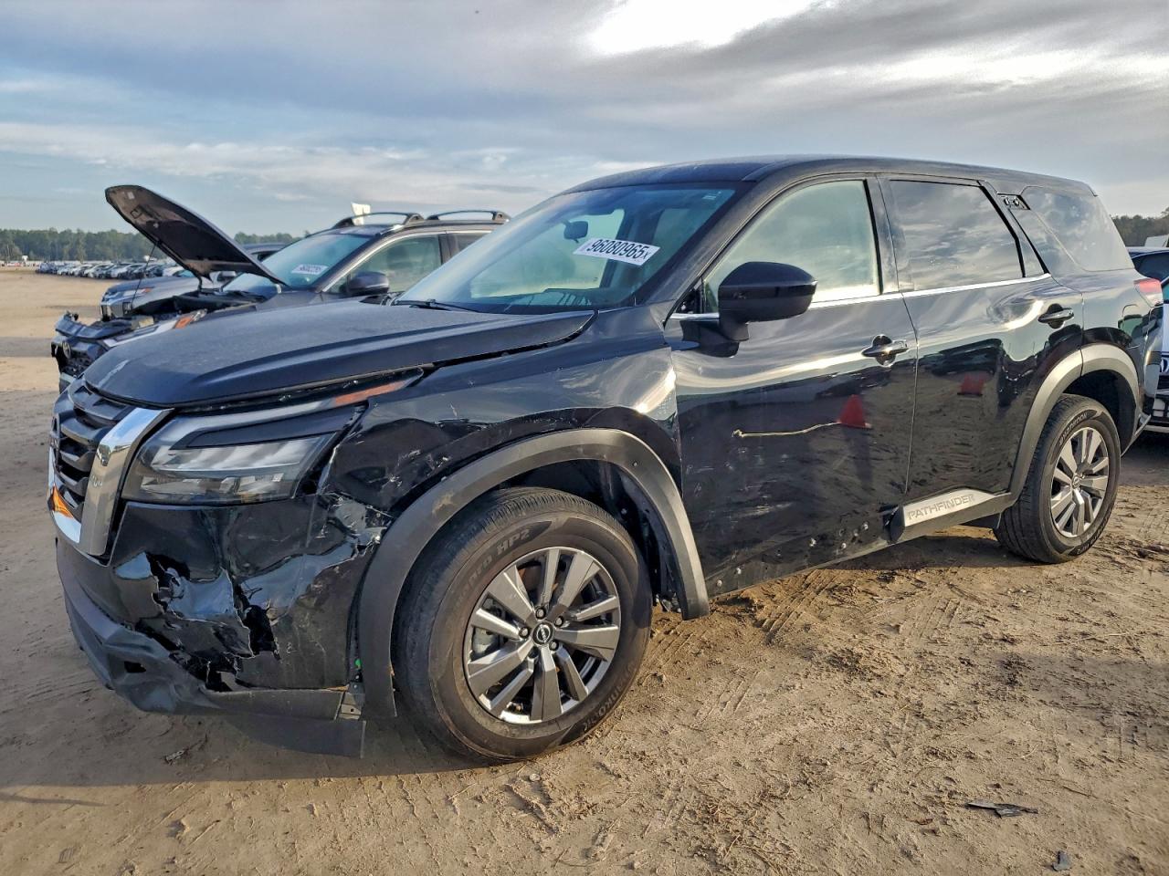 Nissan Pathfinder S Image 1