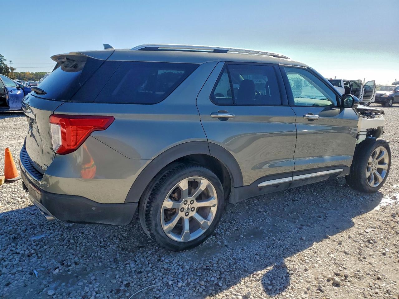 Ford Explorer Platinum Image 2