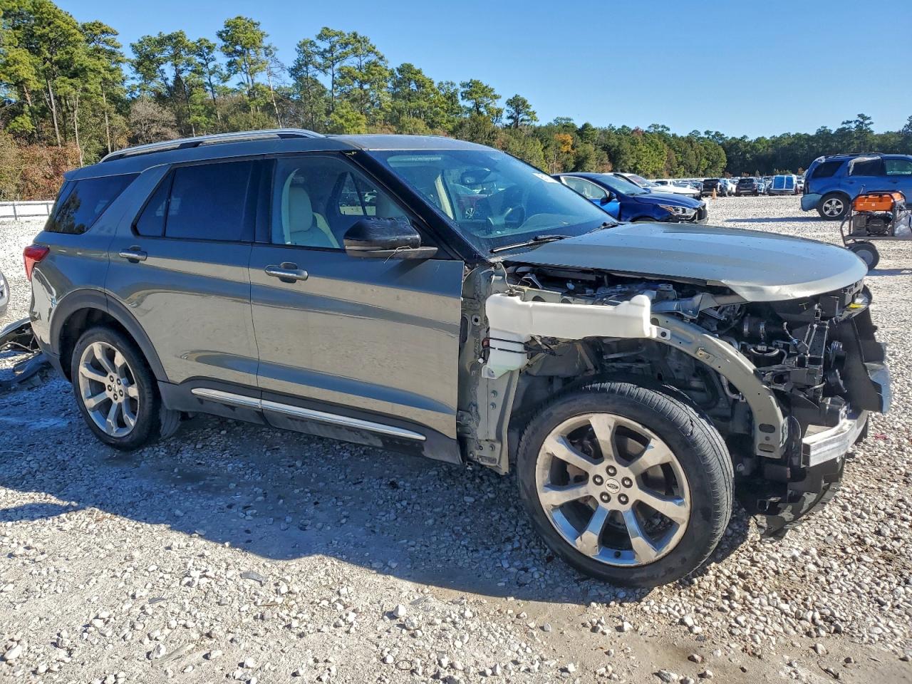 Ford Explorer Platinum Image 12