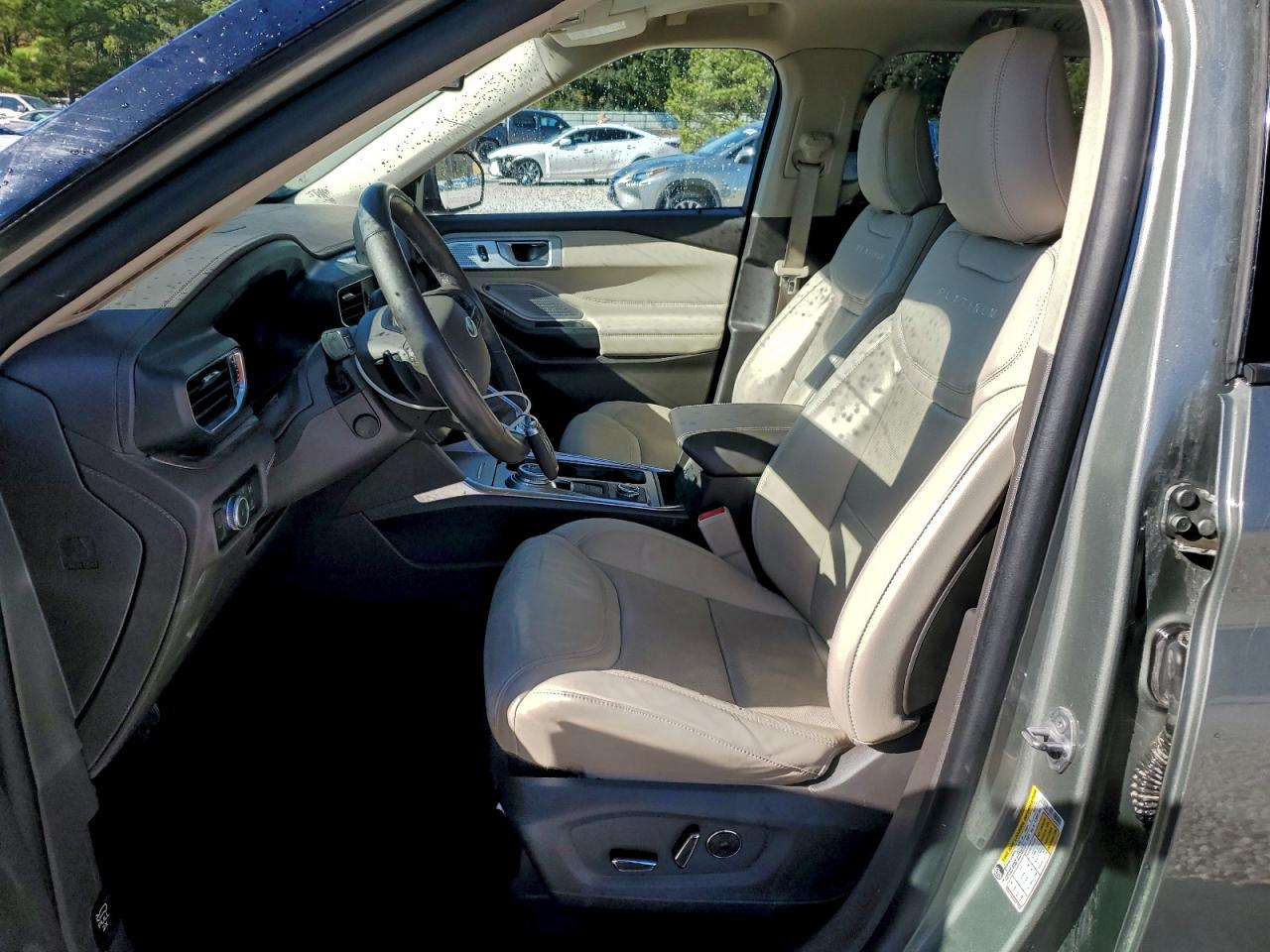 Ford Explorer Platinum Image 6