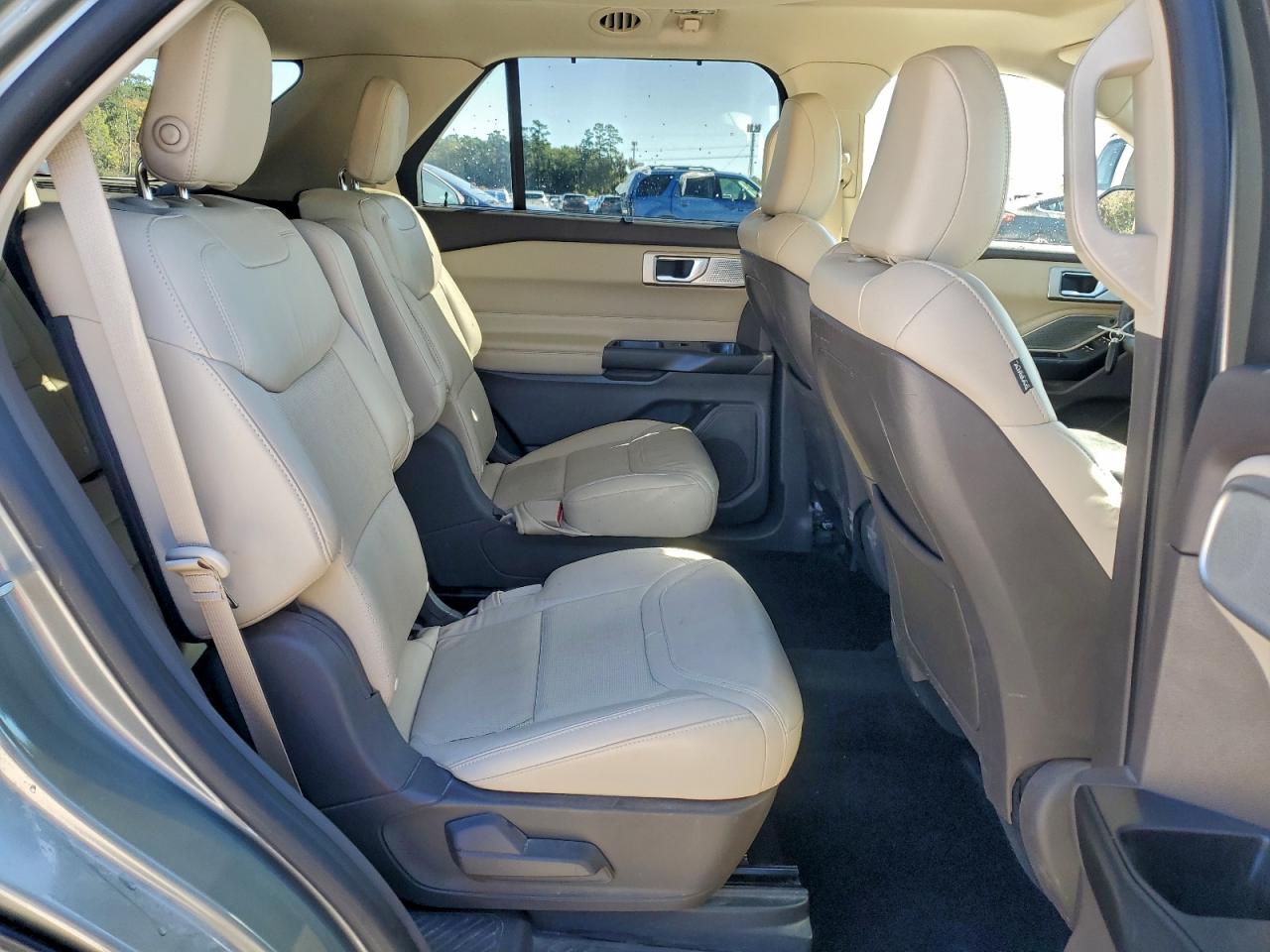 Ford Explorer Platinum Image 7