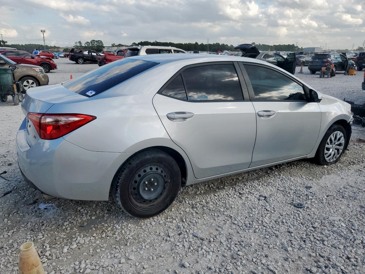 Toyota Corolla L Image 2