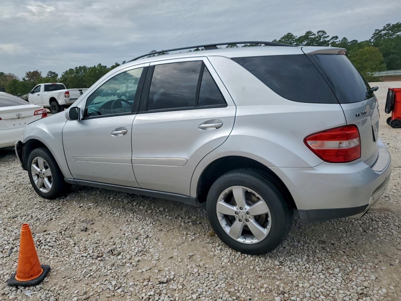 Mercedes-Benz M-Class 500 Image 2