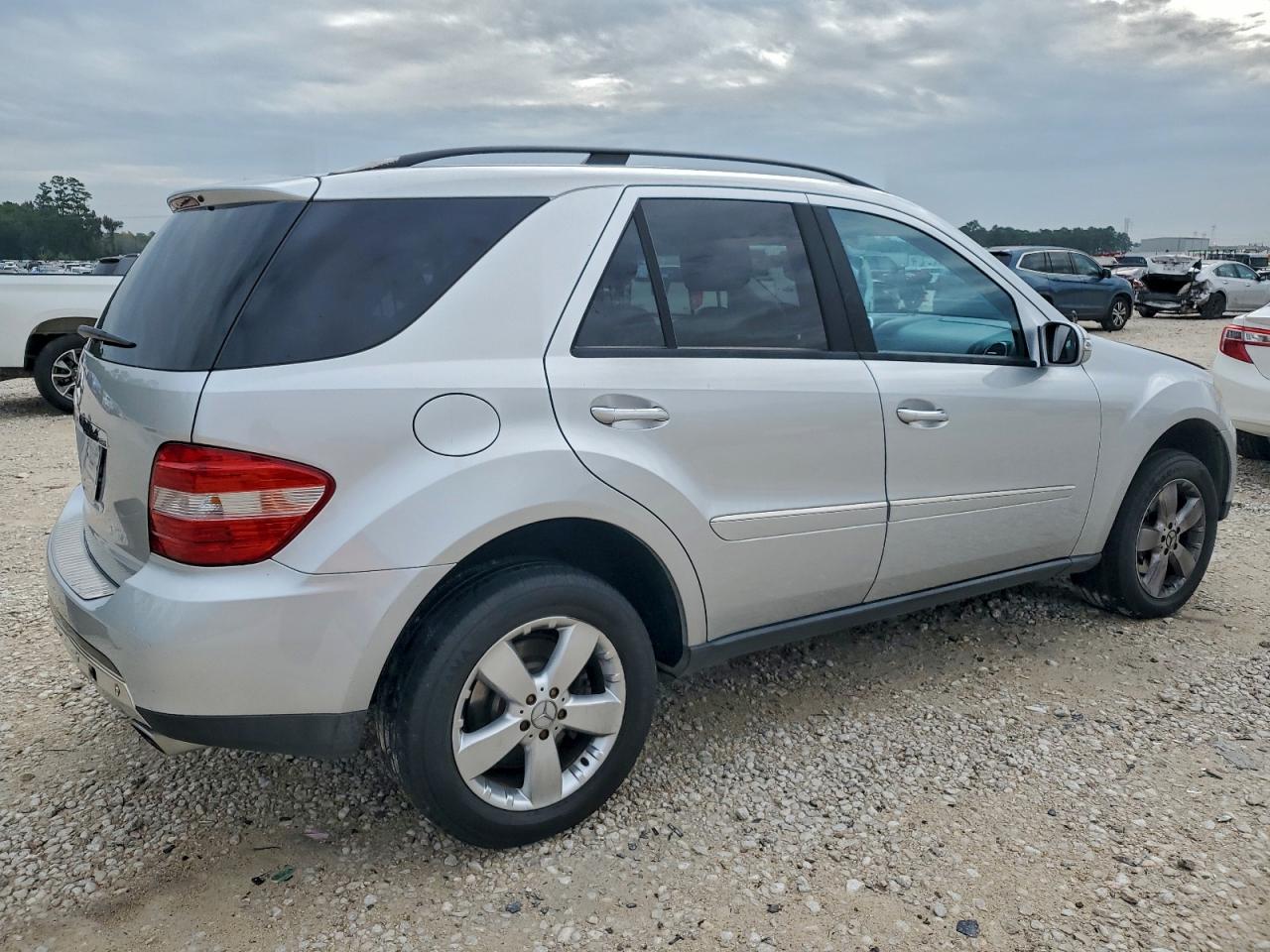 Mercedes-Benz M-Class 500 Image 3