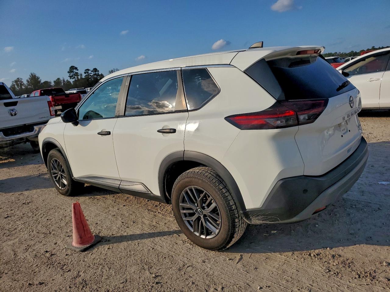 Nissan Rogue S Image 8