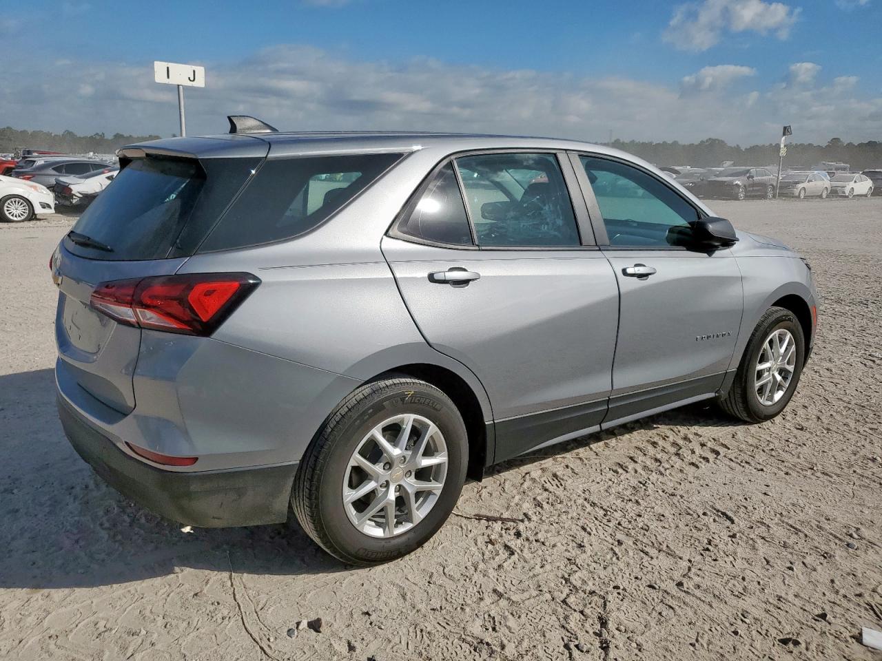 Chevrolet Equinox Ls Image 2