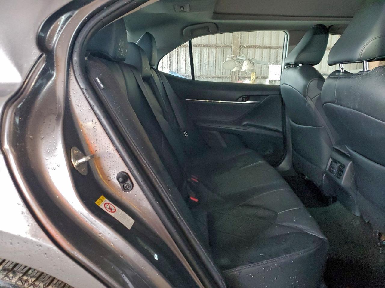 Toyota Camry L Image 10