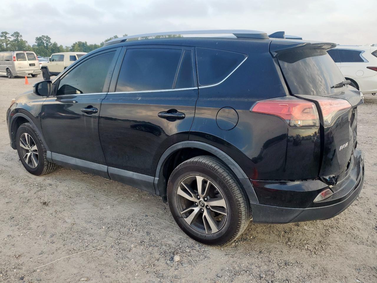 Toyota RAV4 Le Image 11