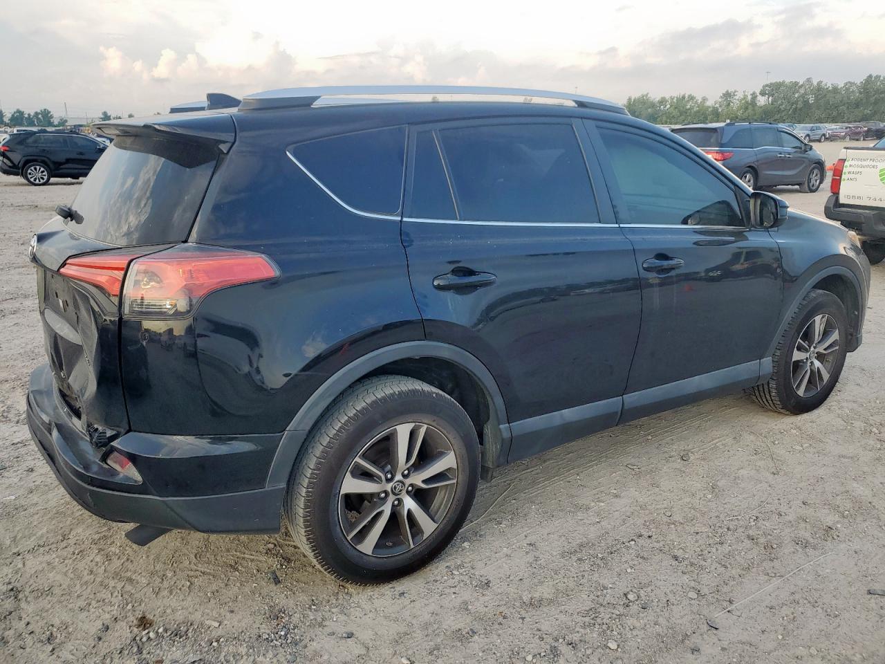 Toyota RAV4 Le Image 2