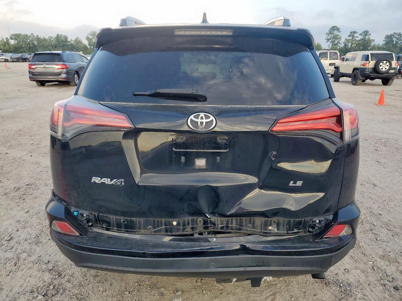 Toyota RAV4 Le Image 3