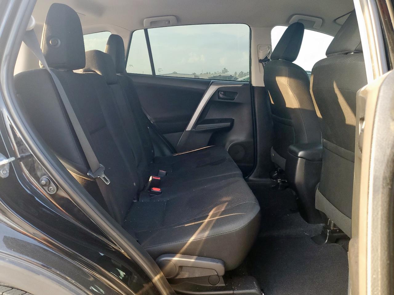 Toyota RAV4 Le Image 8