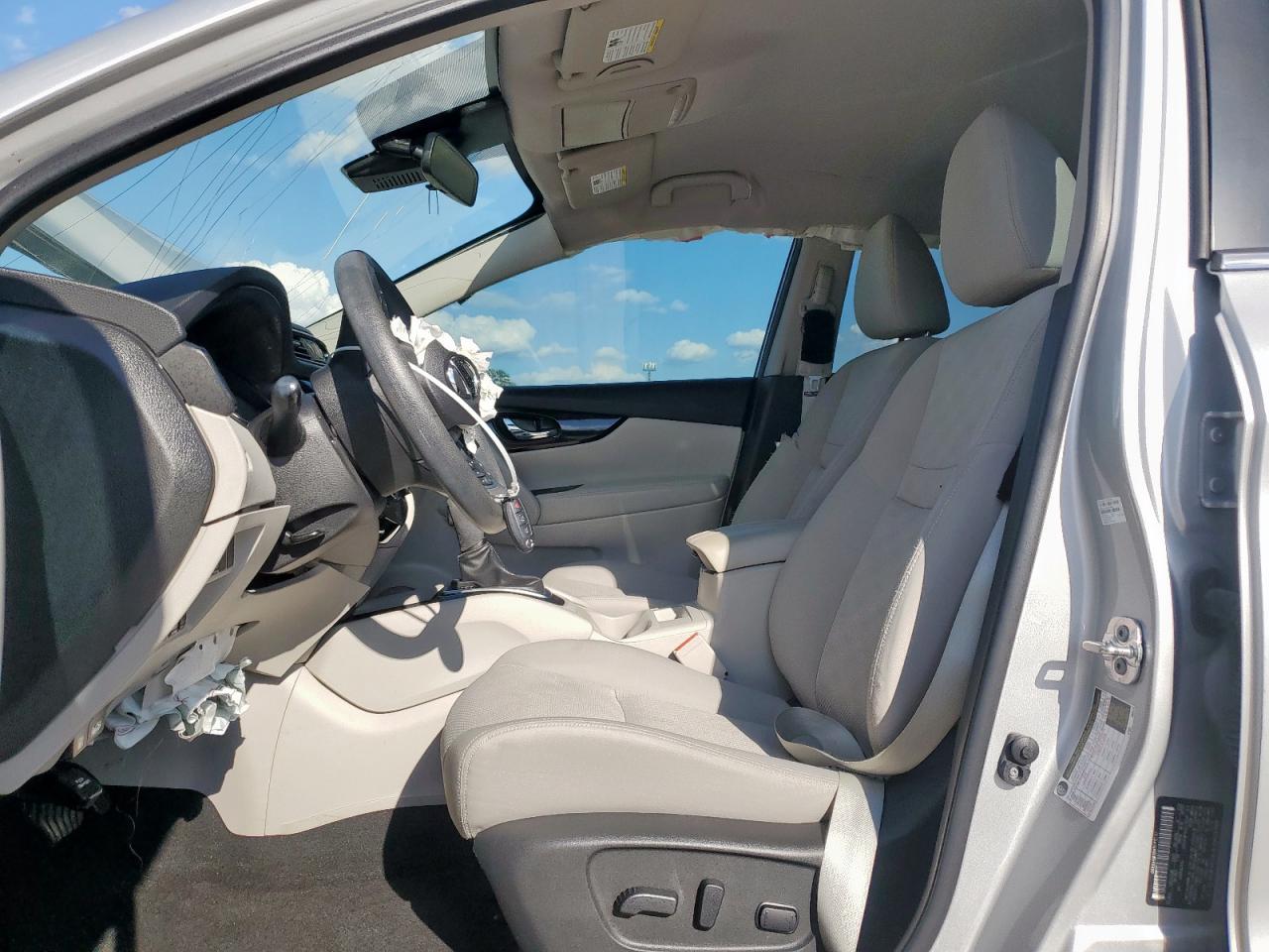 Nissan Rogue S Image 3