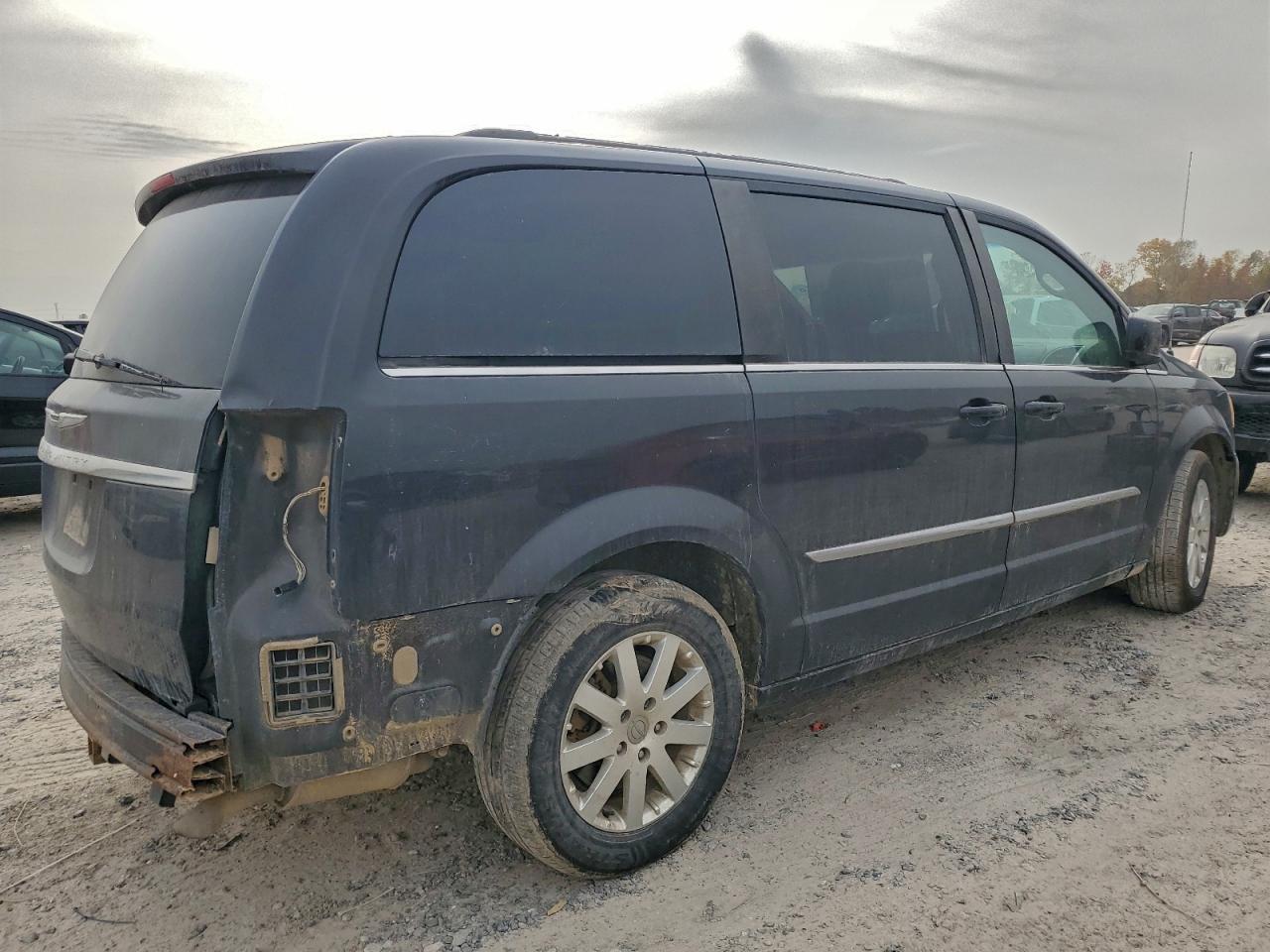 Chrysler Minivan Touring Image 4