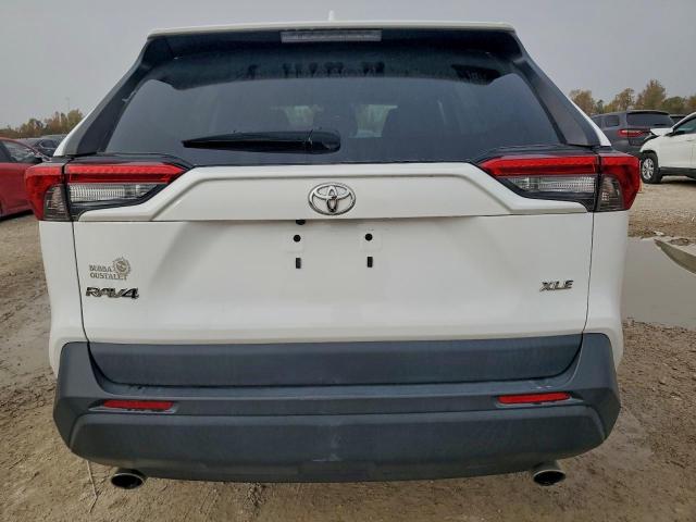 Toyota RAV4 Xle Image 6
