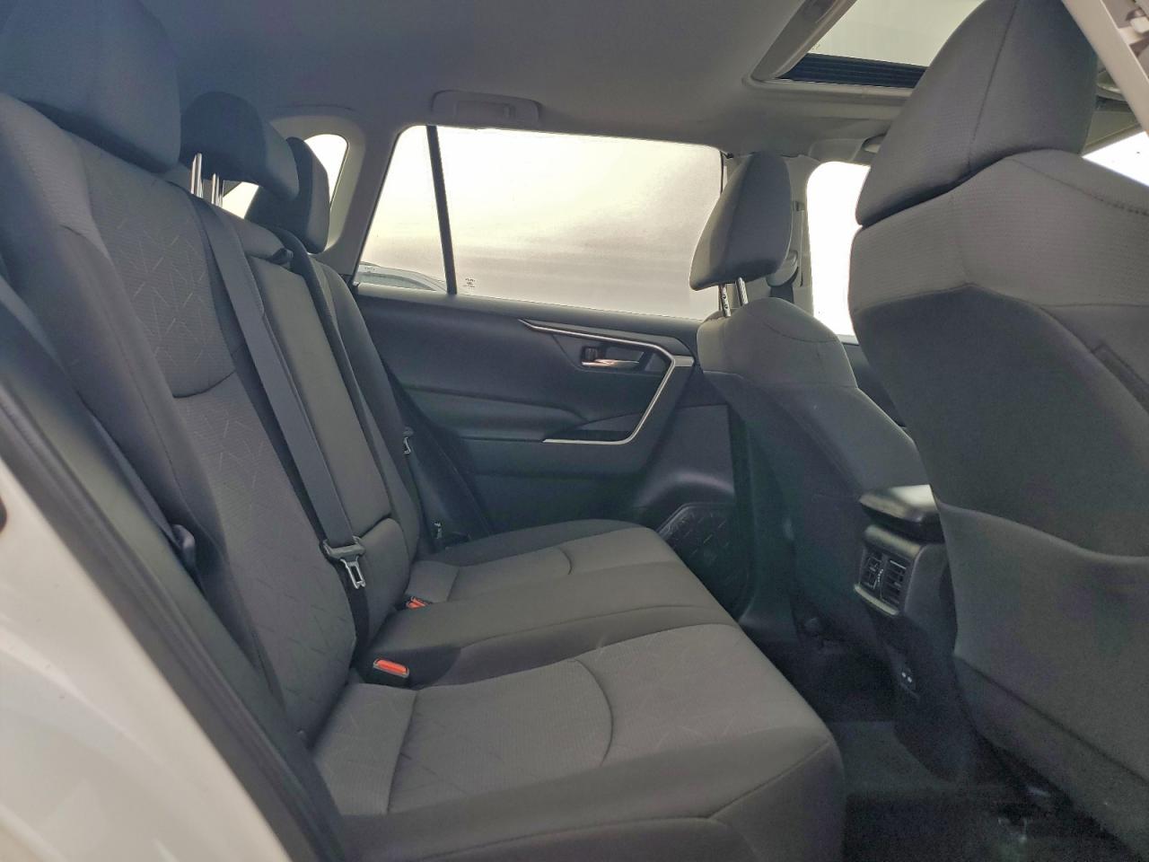 Toyota RAV4 Xle Image 10