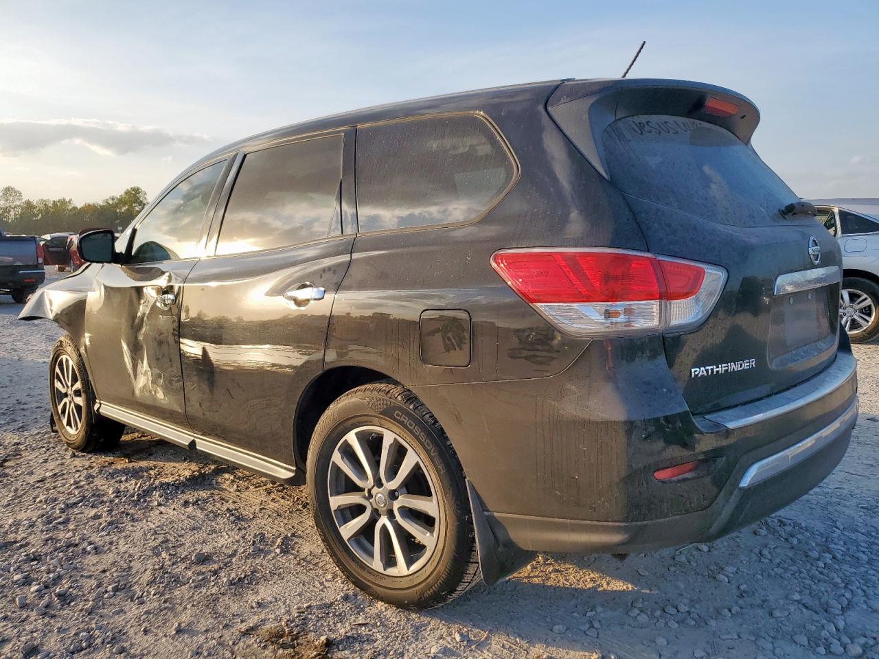 Nissan Pathfinder S Image 2