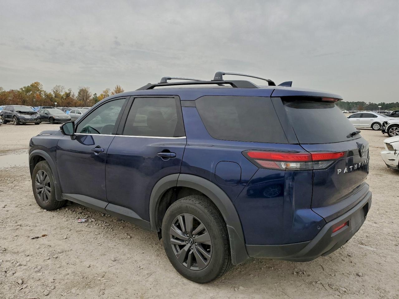 Nissan Pathfinder Sv Image 3