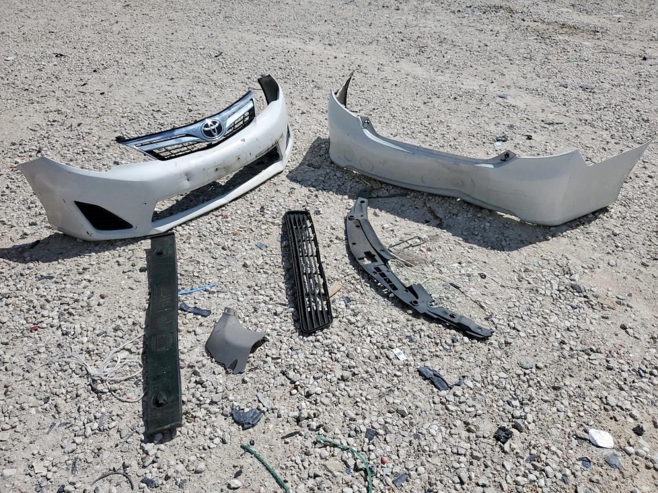 Toyota Camry L Image 12