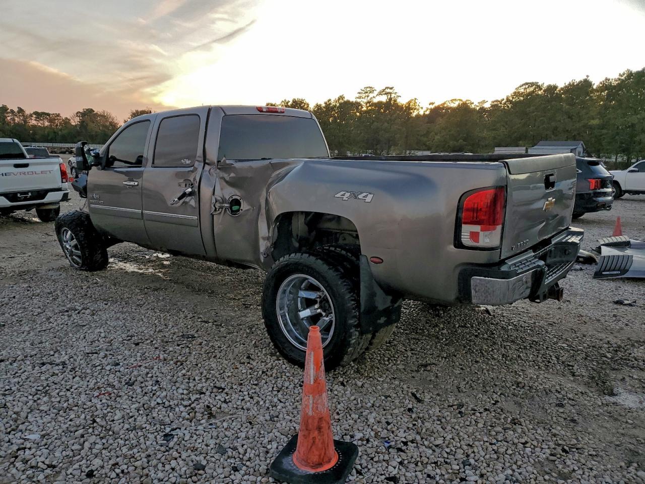 Chevrolet Silverado K3500 Lt Image 5