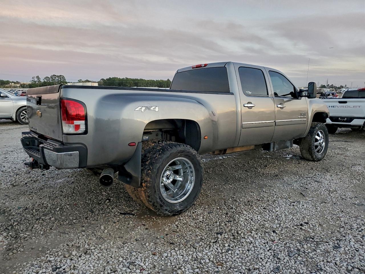Chevrolet Silverado K3500 Lt Image 3