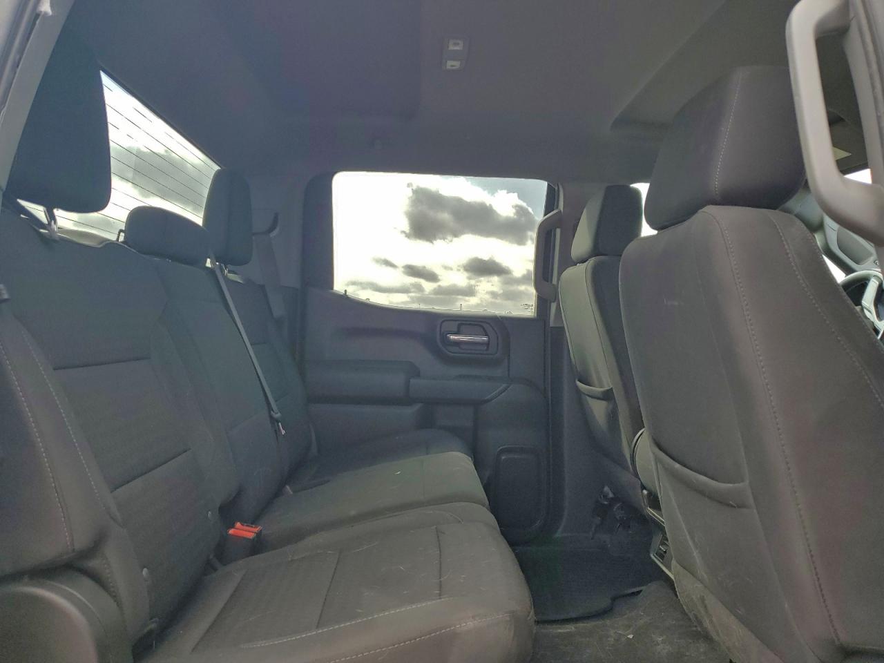 Chevrolet Silverado C1500 Custom Image 9