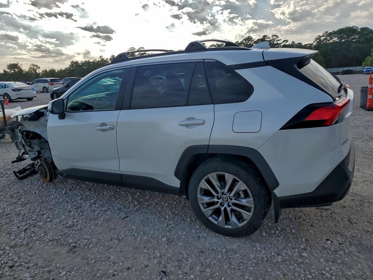Toyota RAV4 Xle Premium Image 7