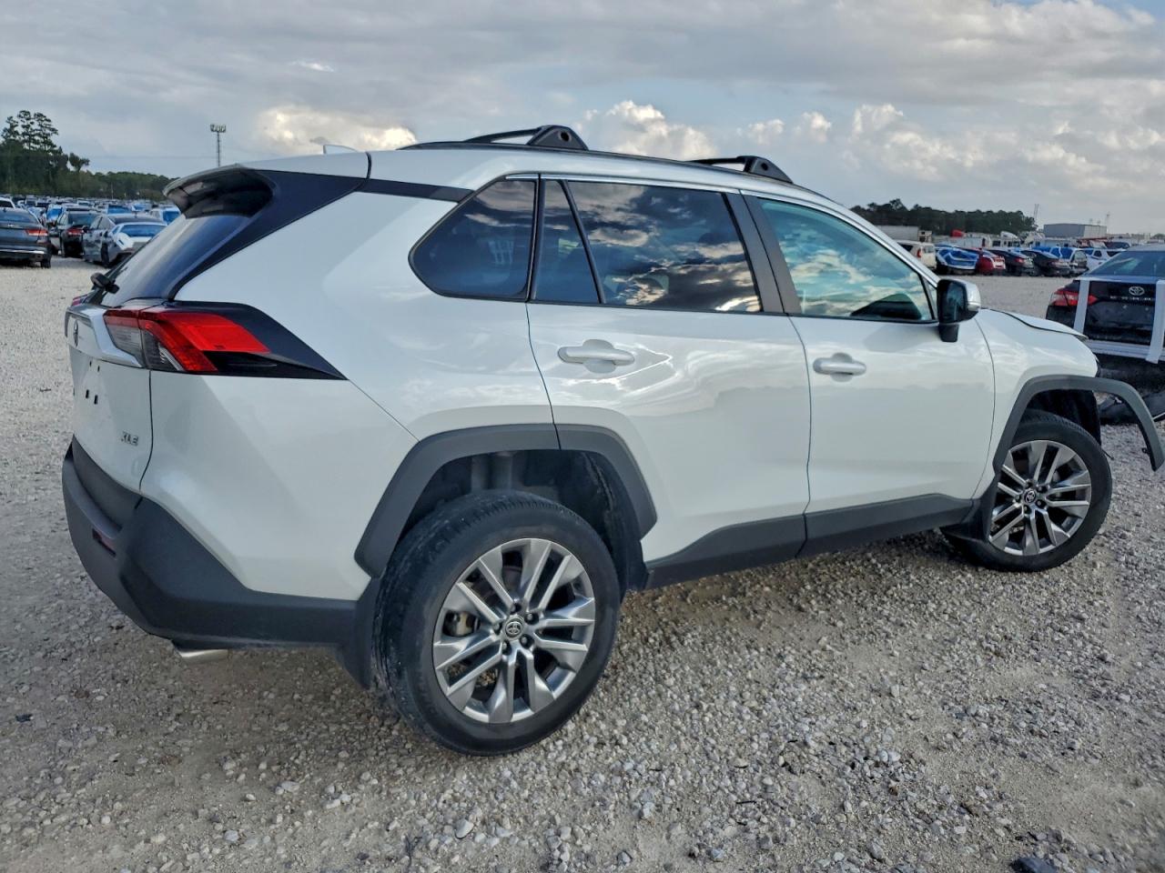 Toyota RAV4 Xle Premium Image 11